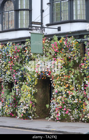 Die Ivy Chelsea Garden Restaurant wildflower inspiriert floral Display in der Kings Road in Chelsea in der Blüte 2019. Chelsea, London, England Stockfoto