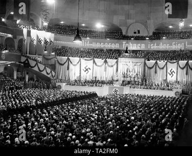 Adolf Hitler eine Rede an eine NSDAP-Kundgebung im Berliner Sportpalast. Auf ein Banner: "Der Sieg ist mit unseren Fahnen!" Foto: Schwahn Stockfoto