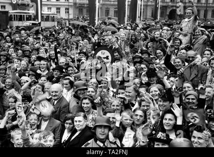 Die Menschen jubeln während der Parade der deutschen Truppen nach dem Ende der militärischen Kampagne in Frankreich in Unter den Linden, Berlin. Stockfoto