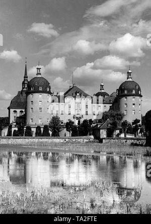 Vorderansicht der Moritzburg Jagdschloss in Moritzburg bei Dresden, Sachsen. König August der Starke von Sachsen begann der Bau der barocken Anlage im Jahre 1703 auf einer künstlichen Insel. Stockfoto