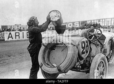 Der Benz 150 PS mit der Nummer 23 der französischen Rennfahrer René Hanriot ist während der französischen Grand Prix 1908 in Dieppe betankt. Stockfoto