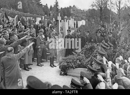 Rudolf Hess besucht das Grab des Österreichischen nationalistischen Otto Planetta auf dem Friedhof von Dornberg. 1934 wurde der Verstorbene hatte den österreichischen Bundeskanzler, Engelbert Dollfuß ermordet, während der Juli Putsch. Hess visits Österreich anlässlich der "Anschluss" Österreichs an das Deutsche Reich. Stockfoto