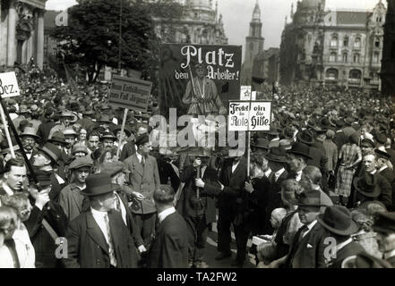 Mai Tag der Berliner KPD. Die Demonstranten halten Sie Banner, auf dem steht "Ort für den Arbeiter!', 'Geben Sie die Rote Hilfe (Rote Hilfe)." Stockfoto