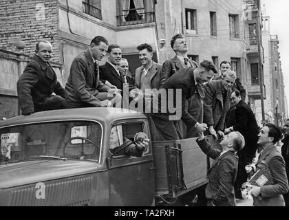 Foto von einer Gruppe von ausscheidenden Soldaten der Legion Condor auf der Ladefläche eines Opel Blitz Lkw nach dem Ende des Spanischen Bürgerkriegs (April 1939) Kurz vor ihrer Abreise im Mai, 1939. Die Soldaten sind das Tragen ziviler Kleidung, die an sie übergeben wurden, bevor Sie nach Hause gereist. Andere Soldaten nehmen Abschied von ihren Kameraden. Stockfoto