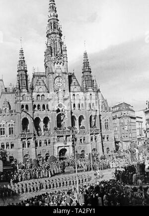 Blick auf das Rathaus in Reichenberg (heute Liberec), die am 9. Oktober 1938, während der Besetzung des Sudetenlandes durch deutsche Truppen. Deutsche Soldaten stand auf dem Rathausplatz. Stockfoto