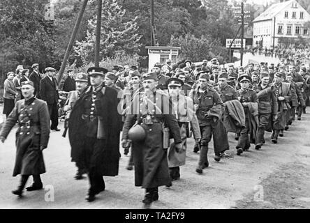 Tschechische Soldaten verlassen ein Dorf am 6. Oktober 1938, während der Besetzung des Sudetenlandes durch deutsche Truppen. Stockfoto