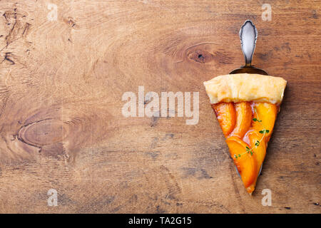 Pfirsich Galette, Torte, Kuchen auf einer hölzernen Hintergrund. Kopieren Sie Platz. Ansicht von oben. Stockfoto