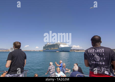 PALMA, MALLORCA, SPANIEN - 20. MAI 2019: großes Kreuzfahrtschiff MSC Fantasia vertäut im Hafen an einem sonnigen Tag am 20. Mai 2019 im Palma, Mallorca, Balearen, Spanien. Stockfoto