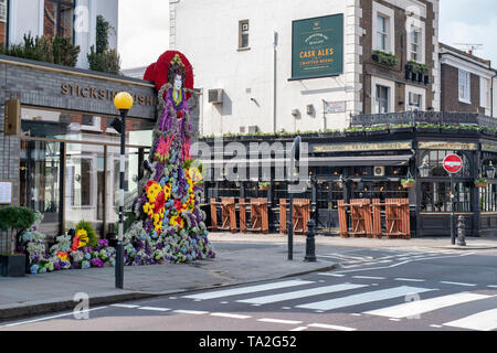 Japanisch inspirierten Meer Göttin Blumenarrangement außerhalb Sticks n Sushi Restaurant in Kings Road in Chelsea in der Blüte 2019. Chelsea, London, England Stockfoto