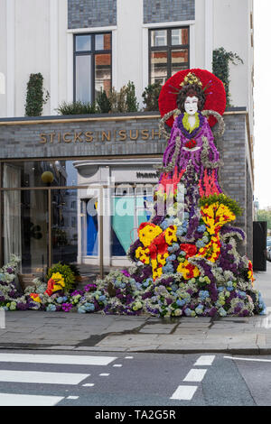 Japanisch inspirierten Meer Göttin Blumenarrangement außerhalb Sticks n Sushi Restaurant in Kings Road in Chelsea in der Blüte 2019. Chelsea, London, England Stockfoto