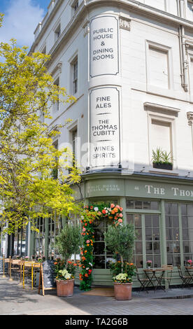 Blumenarrangement außerhalb des Thomas Cubitt pub in die Elizabeth Street für Chelsea in der Blüte 2019, Belgravia, London, England Stockfoto