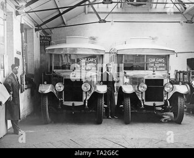 Zwei Autos warten in einer Werkstatt des Harem von saudischen König Abd al-Aziz ibn Saud bei seinem Besuch in London verwendet werden. Die Star Motor Company hat die Fahrzeuge für den König hergestellt. Sie haben keine Fenster, aber einen geschlossenen Fahrgastraum mit Lüftungsschlitze haben. Stockfoto