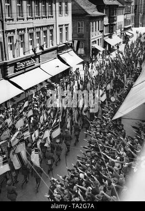 Foto von der Flagge, die Parade in den Straßen von Frankfurt (Oder) in der Sitzung des Stahlhelm Gau Ostmark. Stockfoto