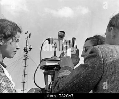 Zukünftige Flugbegleiter der Lufthansa während einer Ausbildung an der Wetterstation der Flughafen Berlin Tempelhof. Stockfoto