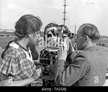 Zukünftige Flugbegleiter der Lufthansa während einer Ausbildung an der Wetterstation der Flughafen Berlin Tempelhof. Stockfoto