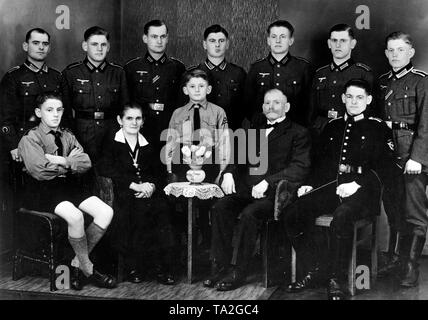 Familie Foto von einer Familie aus Koepprich im Bezirk von Glatz in Schlesien. Die älteren Kinder in der hinteren Reihe stehend waren alle Mitglieder der Wehrmacht. Der junge Mann auf der rechten Seite im Feuerloeschpolizei (Feuer Polizei), die beiden Jungen waren Mitglieder der Hitlerjugend. Die Mutter der Familie wurde das goldene Ehrenkreuz der Deutschen Mutter ausgezeichnet. Foto: Gottschlich Stockfoto