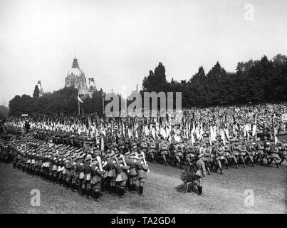 Beim Treffen der Staats- und Regierungschefs der Stahlhelm in Hannover, die Delegationen sind vorbei marschierenden der Stabchef (Chef des Stabes) der SA, Ernst Rohm (rechts). Im Hintergrund das Neue Rathaus von Hannover. Auf der linken Seite, eine Band. Stockfoto