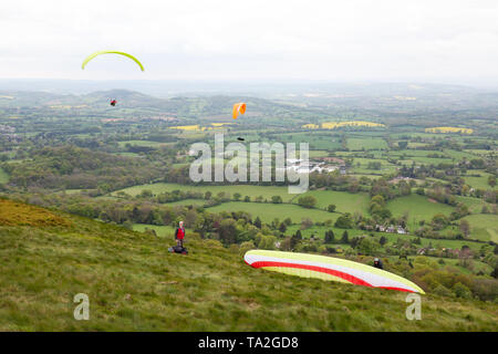 Gleitschirmfliegen - Paragliding über die Malvern Hills, Malvern, Worcestershire, England Großbritannien Stockfoto