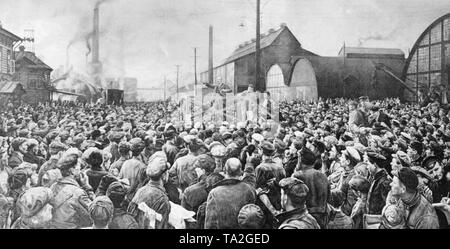 Lenin spricht mit Mitarbeitern des Kirov Werk in St. Petersburg. Proteste der streikenden Arbeiter des Kirov Anlage initiiert die Februarrevolution. Stockfoto
