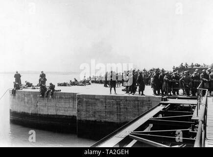 Britische und französische Soldaten Warten im Hafen von Dünkirchen in die Gefangenenlager transportiert werden. Foto: Hausen. Stockfoto