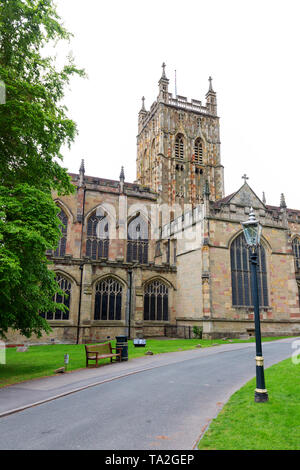 Malvern Priory aka Great Malvern Priory - Äußere des Gebäudes, und Turm, Malvern, Worcestershire, Großbritannien Stockfoto