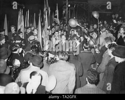 Foto der freiwilligen Republikanischen spanischen Kämpfer auf der Rückkehr aus dem Spanischen Bürgerkrieg, an der Victoria Station in London am 7. Dezember 1938. Die 400 Kämpfer der Internationalen Brigaden am Bahnhof von einer Menschenmenge und sozialistischen Beamten erhalten. Stockfoto