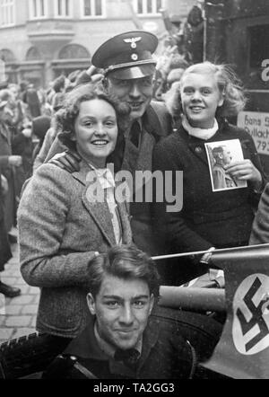 Ein deutscher Soldat mit einer jungen Frau, ein Mädchen und ein Junge. Nach der Annexion Österreichs an das Deutsche Reich, deutsche Truppen in Österreich. Stockfoto