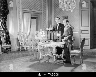 Heinz Ruehmann wie Gustav Diestelbeck (rechts) und Adolf Wohlbrueck als Prinz Willibald im Film "Der Stolz der 3. Firma'/'Musketier Diestelbeck", von Fred Sauer geleitet. Der Soldat Diestelbeck der Theatergruppe seiner Einheit führte und bemüht sich um die Hand der Vermieter Tochter Emma. Stockfoto