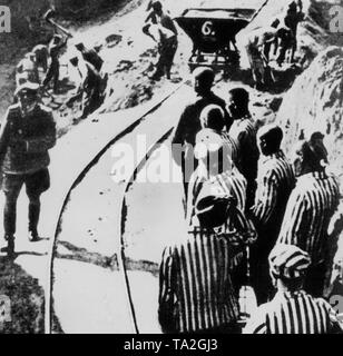 Kz-Häftlinge in einem Steinbruch (evtl. "Wiener Graben") des KZ Mauthausen. Undatiertes Foto. Stockfoto