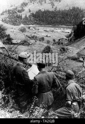 Ungarischen Offiziere Planen des nächsten Positionen und Gräben in der hügeligen Landschaft der Karpaten zu errichten. Foto der Propaganda Firma (PK): kriegsberichterstatter Fritsch. Stockfoto