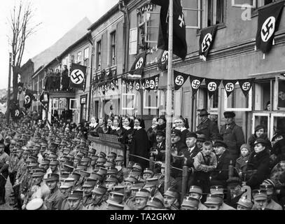 Foto von einer Menschenmenge warten auf Reich der Propagandaminister Joseph Goebbels, der hält einen Propaganda Rede auf dem Heumarkt anlässlich der Wahlen zum volkstag. Es gibt Mitglieder der SS und SS-Heimwehr Danzig sowie Nonnen unter den wartenden Menschen. Stockfoto