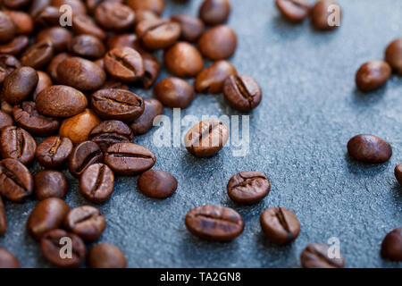 Kaffeebohnen auf grauem Schiefer Hintergrund. Ansicht von oben. Kopieren Sie Platz. Stockfoto