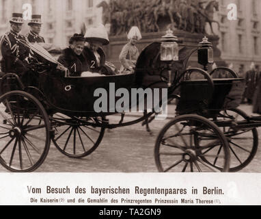 Dieses Foto zeigt den Besuch der Bayerischen regent Paar in Berlin. In der Trainer am linken Prinzessin Maria Theresia von Bayern (mit Hut und Feder) und neben ihr die Kaiserin von Deutschland und Königin von Preußen Auguste Viktoria. Stockfoto