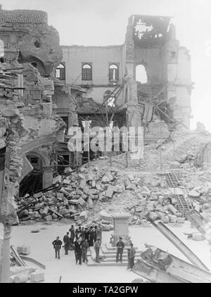 Spanische Soldaten besuchen, die Terrasse des befreiten Alcazar von Toledo nach seiner Eroberung am 26. September 1936. Stockfoto