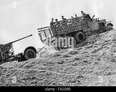 Undatiertes Foto von einer anti-Flugzeuge der Legion Condor im Spanischen Bürgerkrieg. Die 3.7Cm Flak gun 18 wird dabei von einem Lkw gezogen. Legionnaires sitzen auf der stillage des Staplers. Stockfoto