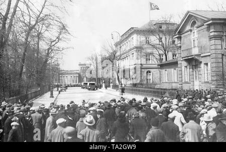 Reichspräsident von Hindenburg bestellt die Auflösung der SA, der SS, und alle anderen paramilitärischen Organisationen der NSDAP am 13. April. Hier hat die Polizei vor dem Braunen Haus in die Briennerstrasse 45. Stockfoto