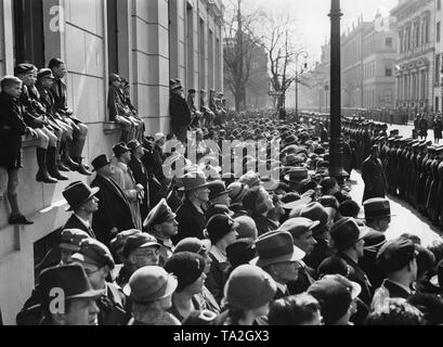 Blick auf die Zuschauer der Trauung von Hermann Göring und Emmy Sonnemann am Wilhelmplatz in Berlin. Stockfoto