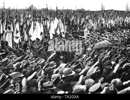 Im Stadion Rote Erde (rote Erde Stadion) in Dortmund, die Teilnehmer des Stahlhelmtag der Gau Dortmund singen das Deutschlandlied (Nationalhymne). Stockfoto