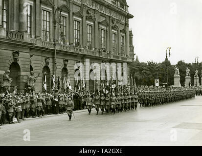 Die der Reichswehr marschiert mit Truppen Fahnen der alten Armee hinter dem Zeughaus vor der Ehrengäste. Anlass war die Einweihung einer Gedenktafel in der Ruhmeshalle (Hall of Fame). Zu den besonderen Gästen, August von Mackensen, Husaren uniform. Stockfoto