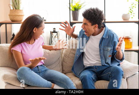 Jugendliche Jungen und Mädchen streiten, gestikulierend und Anschreien. Stockfoto
