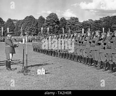 Foto von Feldmarschall Allgemeine Hermann Göring (Chief Commander der Luftwaffe) bei einer Rede zum Pilot Offiziere der Legion Condor geliefert anlässlich einer Siegesparade im Hamburger Moorweide am Dammtor. Die Offiziere auf der rechten Seite sind salutierte. Stockfoto