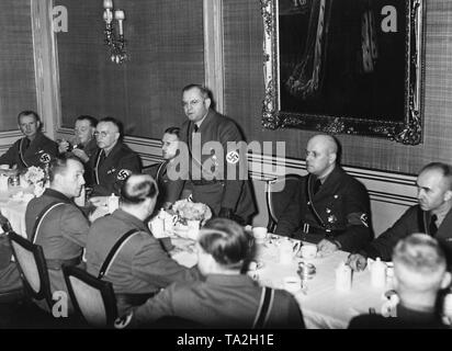 Anlässlich des 16. Jahrestages der Stahlhelm, Chef Franz Seldte (Mitte, stehend) spricht mit der Presse an die 'Magdeburger Hof" Hotel. Auf der linken Seite neben Ihm, der Führer Hubold, zu seiner Rechten, Leiter Presse der Stahlhelm, Hans von Wick. Stockfoto