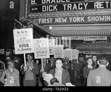 Studenten gegen das NS-Regime in Times Square, New York demonstrieren. Sie tragen Gasmasken und halten Plakate. Auf den Plakaten: "Wir sind das Opfer des Weltkrieges Hitler stösst". Sie vor einem möglichen Ausbruch eines Krieges in Europa Aufgrund des Sudetenlandes Krise zeigen. In die Sudetendeutsche Krise, Adolf Hitler provoziert einen internationalen Konflikt des Sudetenlandes an das Deutsche Reich zu Anhang. Stockfoto