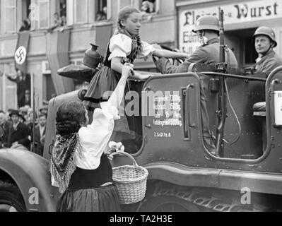 Ein Mädchen steigt in einem Fahrzeug (Zugmaschine Sdkfz 6) der Wehrmacht in Grottau (heute Hrádek nad Nisou) am 3. Oktober 1938. Das Fahrzeug gehört zu einer der Besatzungstruppen der Stadt und des Sudetenlandes. Stockfoto