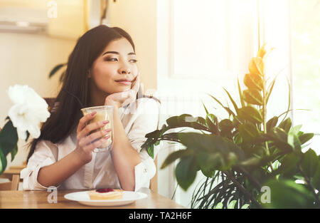 Attraktive Asiatin im Cafe sitzen und Träumen Stockfoto