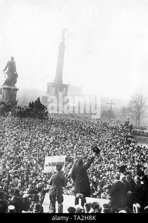 Vermutlich Dr. Walther Schuecking, ein liberaler Politiker und Richter am Internationalen Gerichtshof in Den Haag bis 1933, hält eine Rede bei einer politischen Kundgebung an der Siegessaeule (Siegessäule) in Berlin. Stockfoto