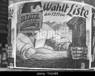 Nach den blutigen Unruhen am 1. Mai 1929 in Berlin, die KPD machte die Sozialdemokraten für die Todesfälle verantwortlich und hetzten gegen die SPD in den Wahlkampf für die preußischen Landtagswahlen. Hier ein Wahlplakat der SPD wurde durch die Kommunisten mit einem Plakat der KPD, die Erinnerung an die Verstorbenen der Mai riot abgedeckt. Stockfoto