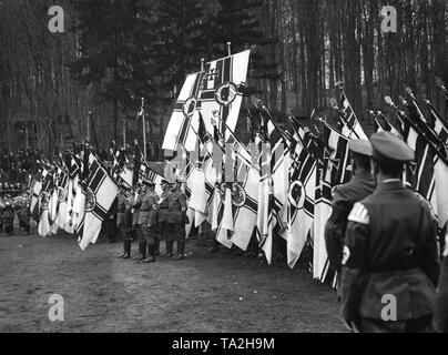 Im Waldhaus in Saarbrücken, die Allianz der Roten Front-Fighters (Stahlhelm) führt einen Morgen Service in Anwesenheit von Bundesfuehrer (bundesvorsitzende) Franz Seldte in der Feier von der Annexion der Saar an das Deutsche Reich. Die Flags werden zu Ehren der Opfer des Krieges auf das Lied "Der Gute Kamerad" ("Der gute Genosse' abgesenkt). Stockfoto