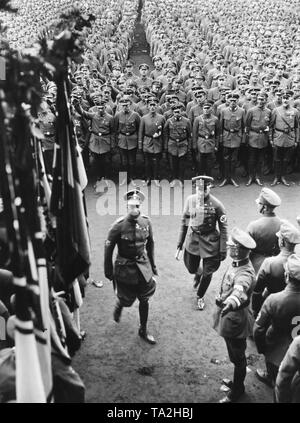 In der 'Stadion an der Masch", eine Parade findet anlässlich der Vorstandssitzung der Stahlhelm in Hannover, an dem auch Wilhelm, Deutscher Kronprinz ankommt. Stockfoto