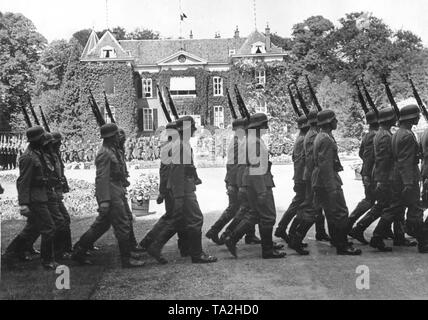 Ein ehrenamtlicher Vormund der Reichswehr für den verstorbenen Reichspräsidenten Paul von Hindenburg an seinem Land Gut Neudeck. Stockfoto